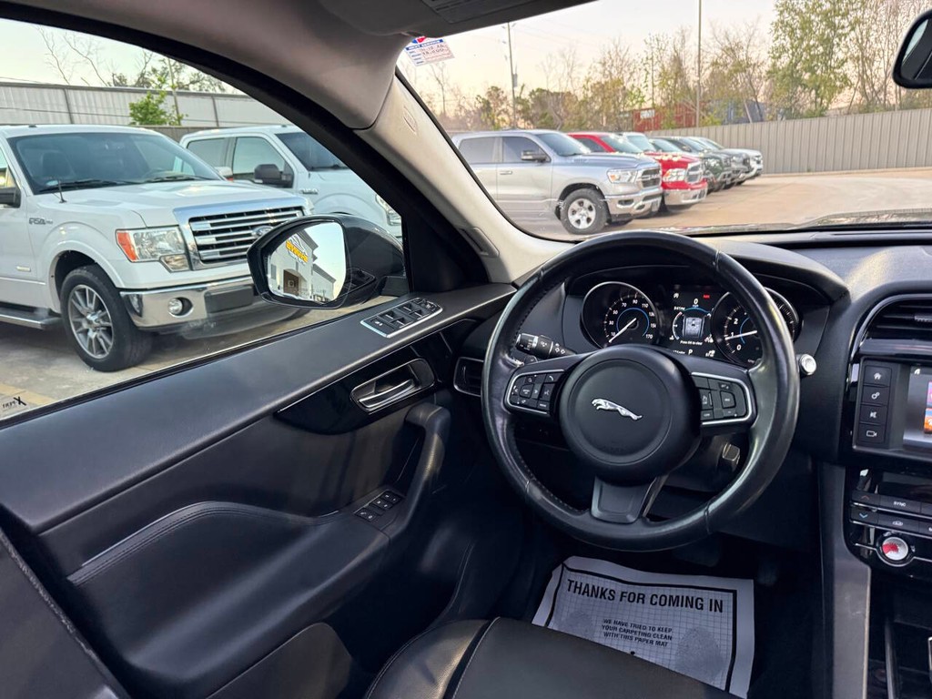 Jaguar F-PACE Vehicle Full-screen Gallery Image 19