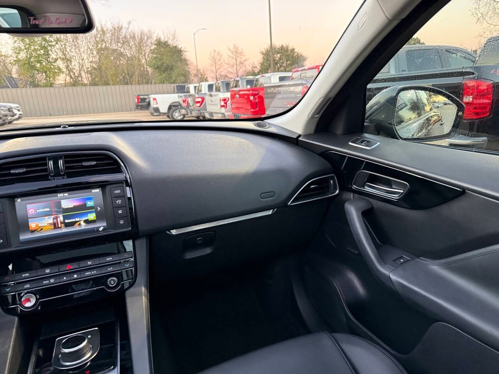 Jaguar F-PACE Vehicle Full-screen Gallery Image 20