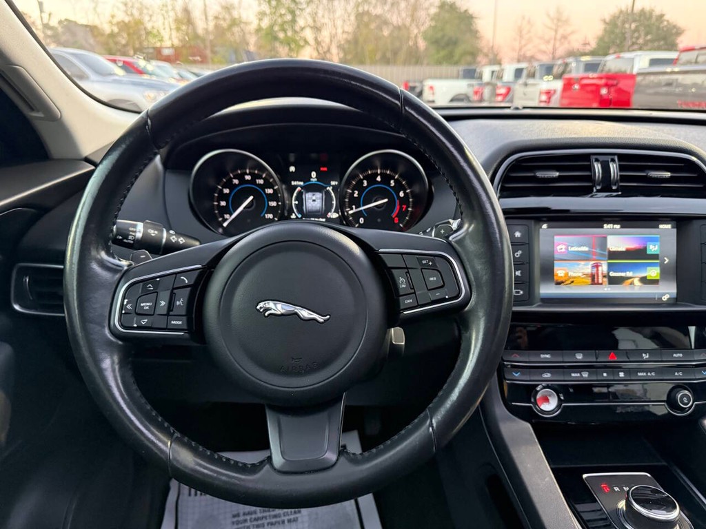 Jaguar F-PACE Vehicle Full-screen Gallery Image 22