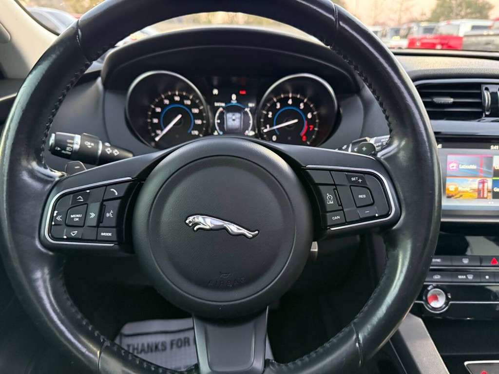 Jaguar F-PACE Vehicle Full-screen Gallery Image 23