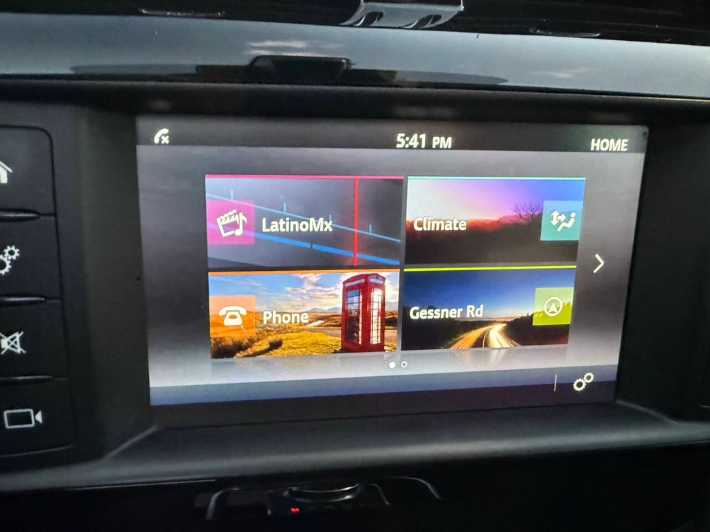 Jaguar F-PACE Vehicle Full-screen Gallery Image 25