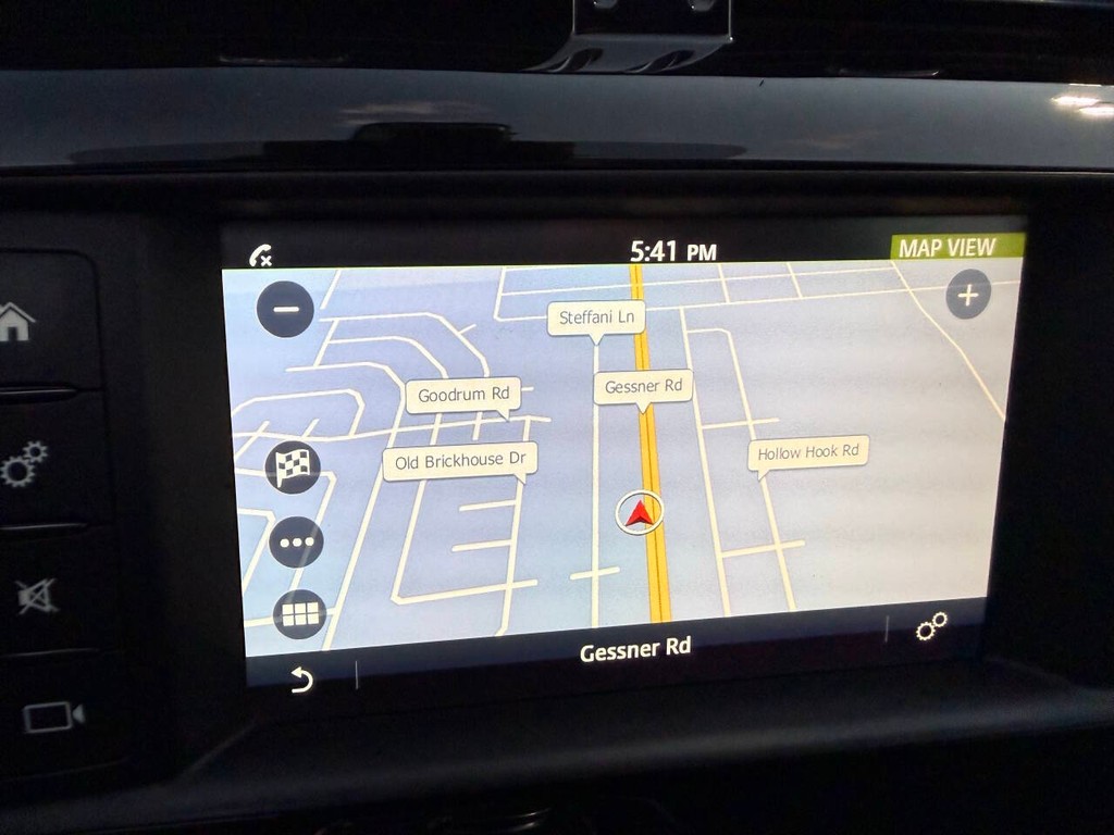 Jaguar F-PACE Vehicle Full-screen Gallery Image 26