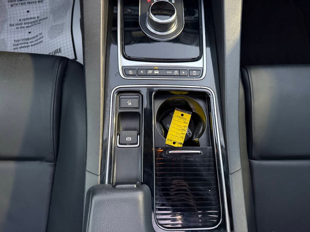 Jaguar F-PACE Vehicle Full-screen Gallery Image 30