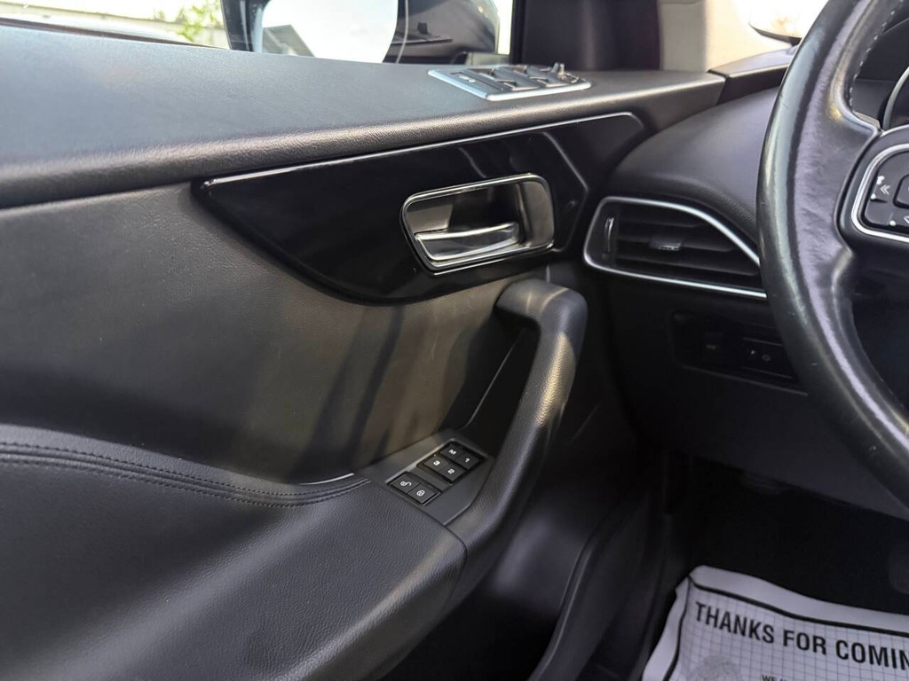 Jaguar F-PACE Vehicle Full-screen Gallery Image 31