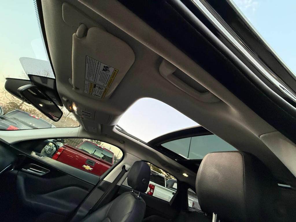 Jaguar F-PACE Vehicle Full-screen Gallery Image 32