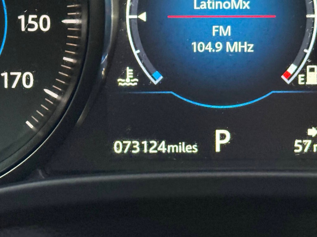 Jaguar F-PACE Vehicle Full-screen Gallery Image 35