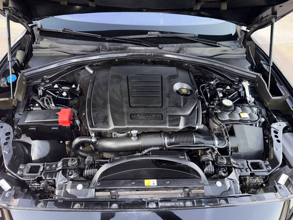 Jaguar F-PACE Vehicle Full-screen Gallery Image 37