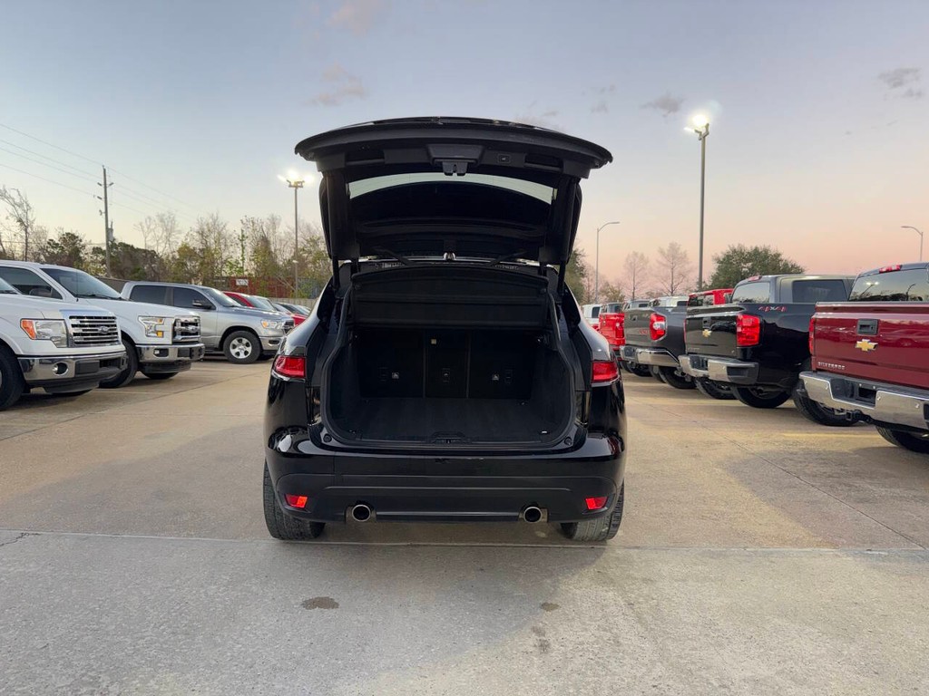 Jaguar F-PACE Vehicle Full-screen Gallery Image 39