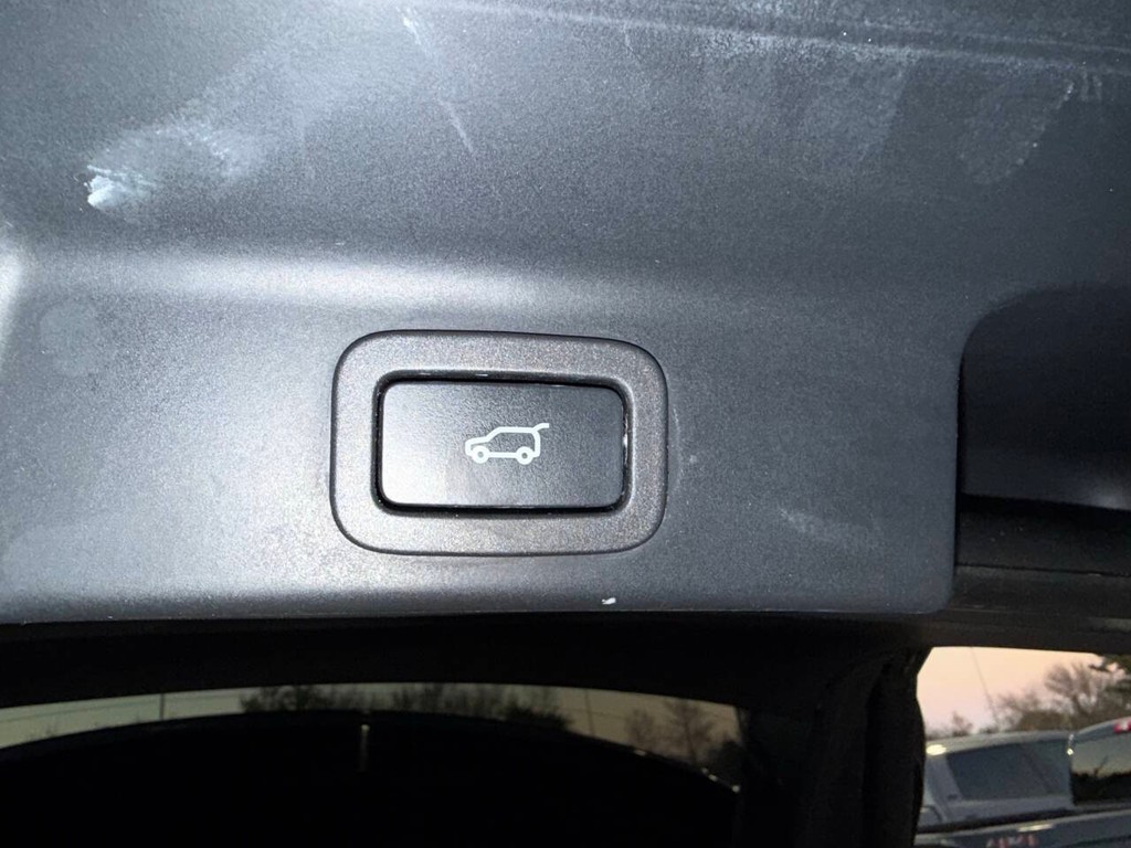 Jaguar F-PACE Vehicle Full-screen Gallery Image 40