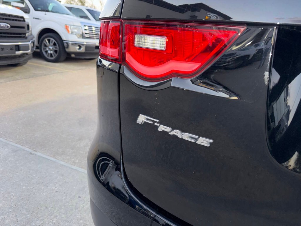 Jaguar F-PACE Vehicle Full-screen Gallery Image 41