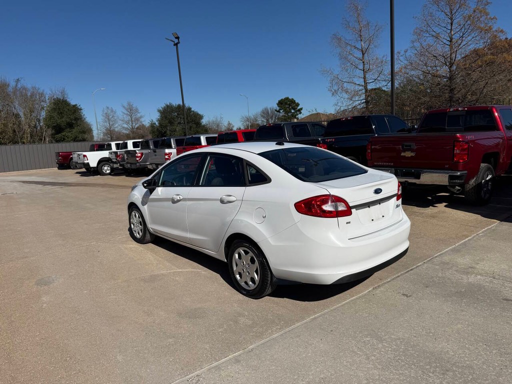 Ford Fiesta Sedan Vehicle Full-screen Gallery Image 04