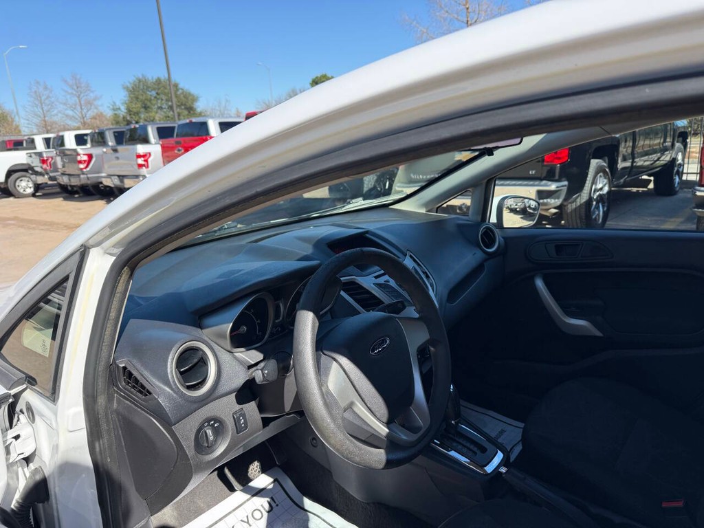 Ford Fiesta Sedan Vehicle Full-screen Gallery Image 06