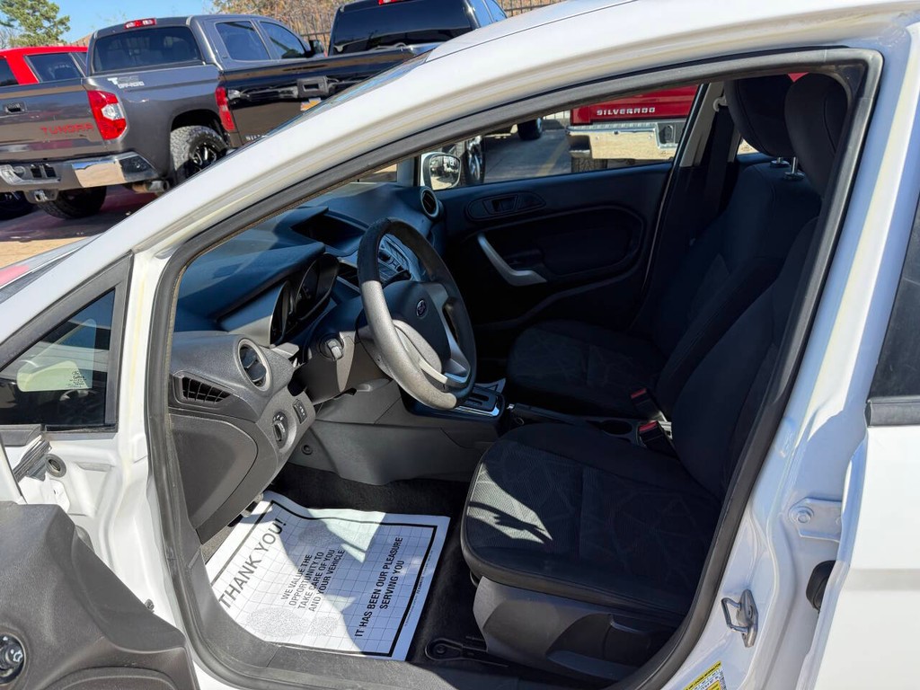 Ford Fiesta Sedan Vehicle Full-screen Gallery Image 07