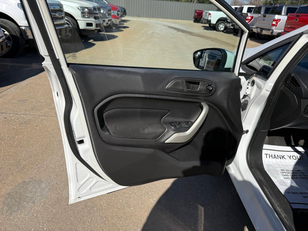 Ford Fiesta Sedan Vehicle Full-screen Gallery Image 08