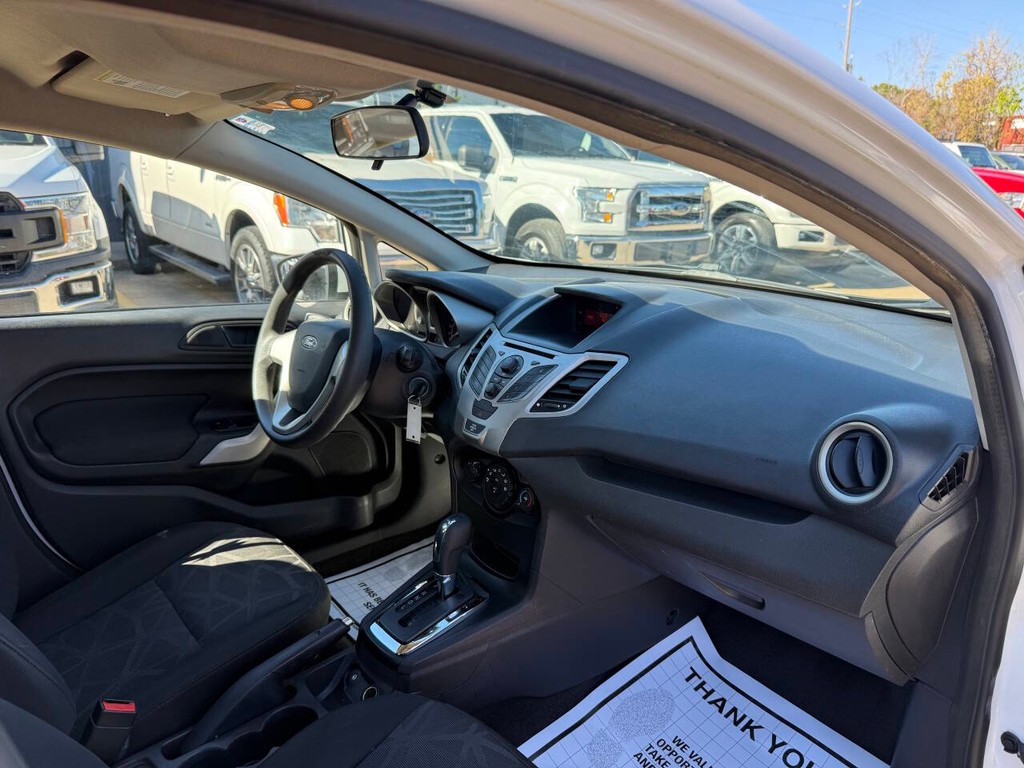 Ford Fiesta Sedan Vehicle Full-screen Gallery Image 09