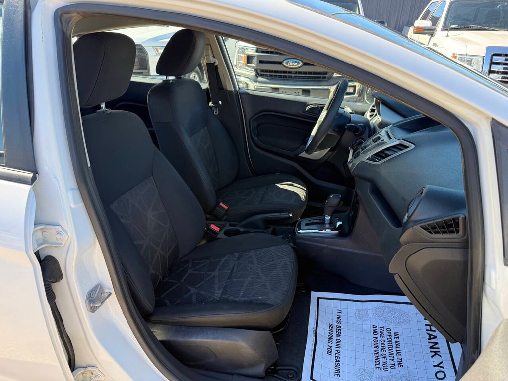 Ford Fiesta Sedan Vehicle Full-screen Gallery Image 10