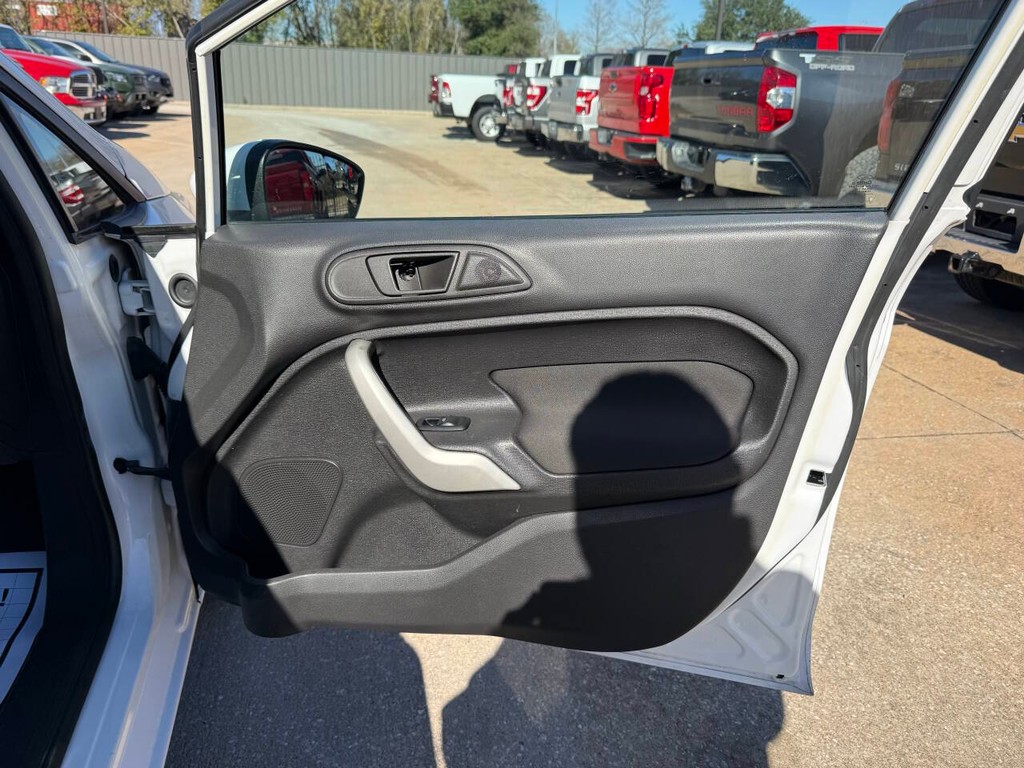 Ford Fiesta Sedan Vehicle Full-screen Gallery Image 11