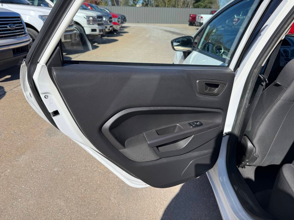 Ford Fiesta Sedan Vehicle Full-screen Gallery Image 14