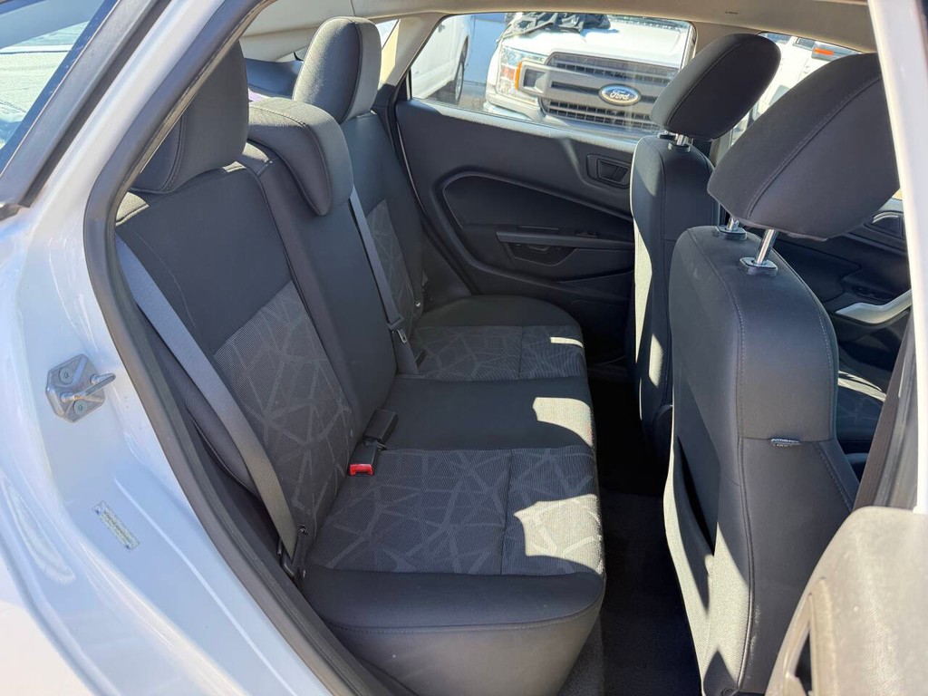 Ford Fiesta Sedan Vehicle Full-screen Gallery Image 15