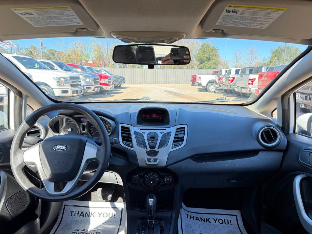 Ford Fiesta Sedan Vehicle Full-screen Gallery Image 17