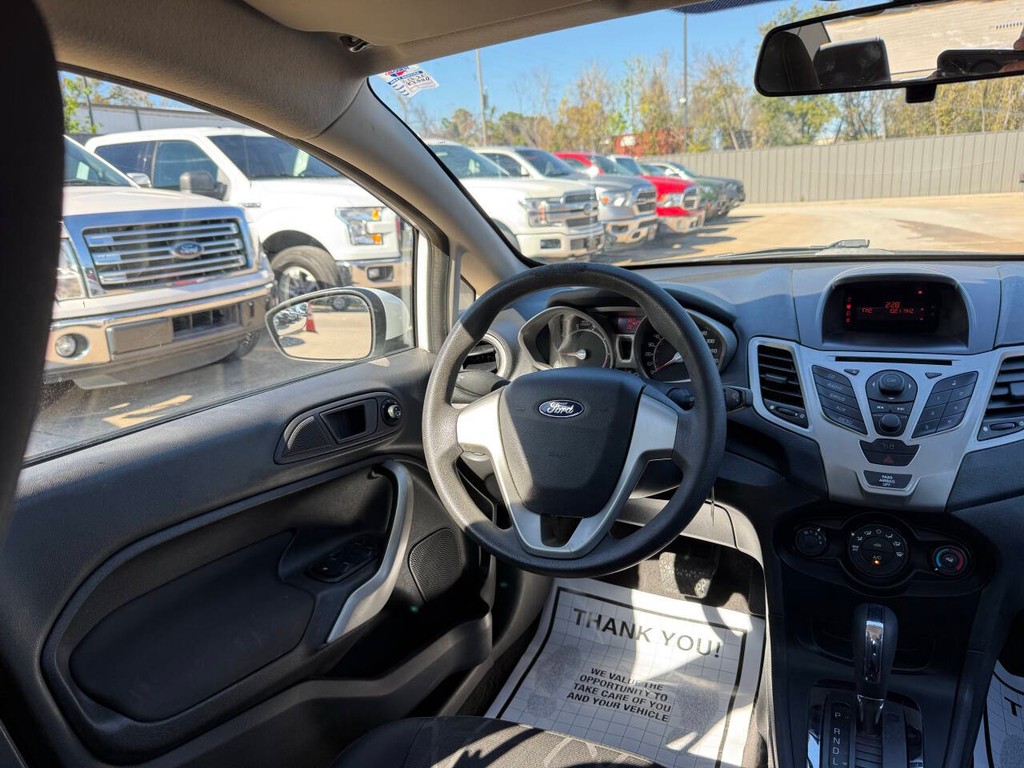 Ford Fiesta Sedan Vehicle Full-screen Gallery Image 19