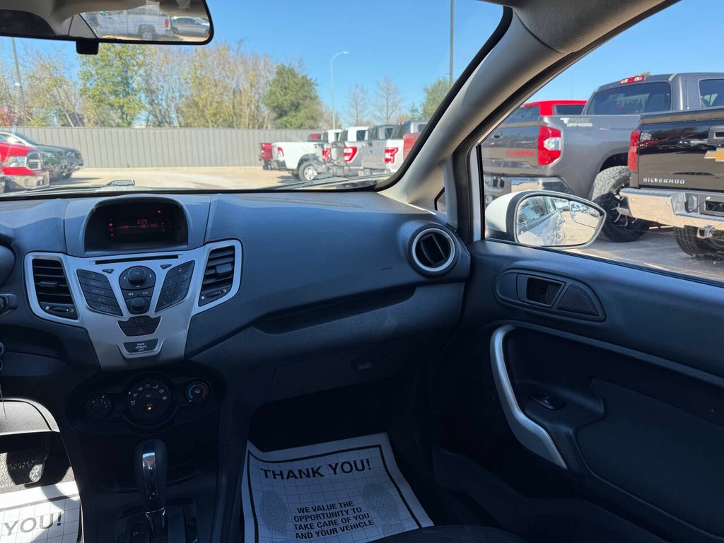 Ford Fiesta Sedan Vehicle Full-screen Gallery Image 20