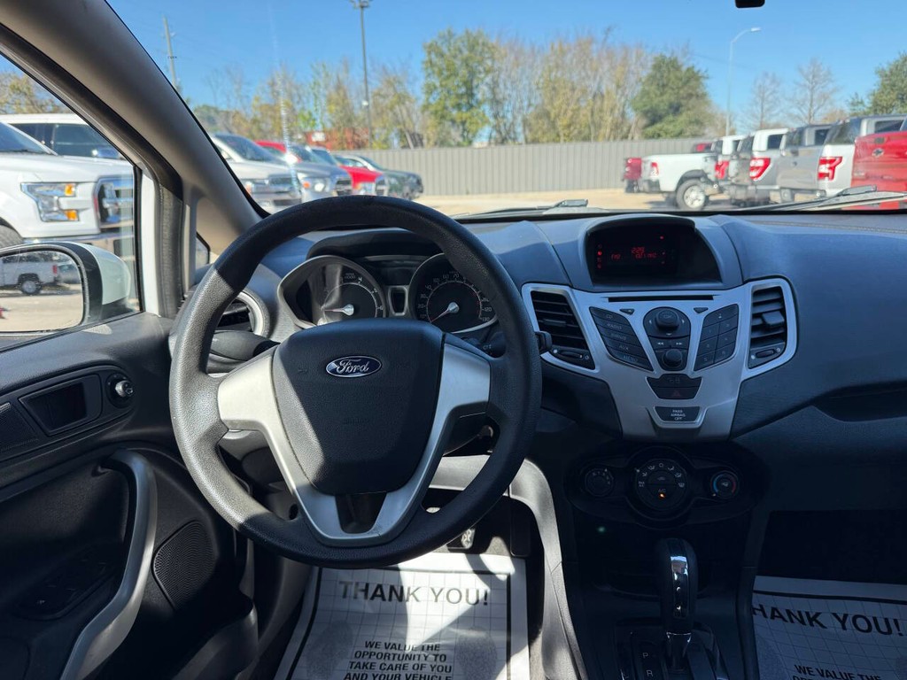 Ford Fiesta Sedan Vehicle Full-screen Gallery Image 21