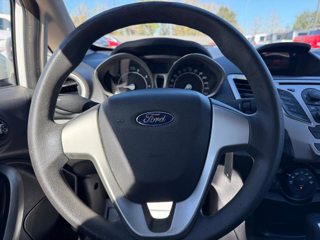 Ford Fiesta Sedan Vehicle Full-screen Gallery Image 23