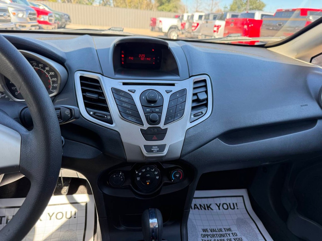 Ford Fiesta Sedan Vehicle Full-screen Gallery Image 24