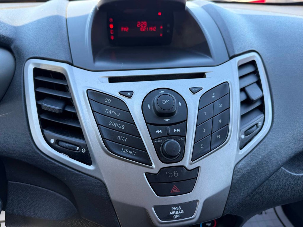 Ford Fiesta Sedan Vehicle Full-screen Gallery Image 25