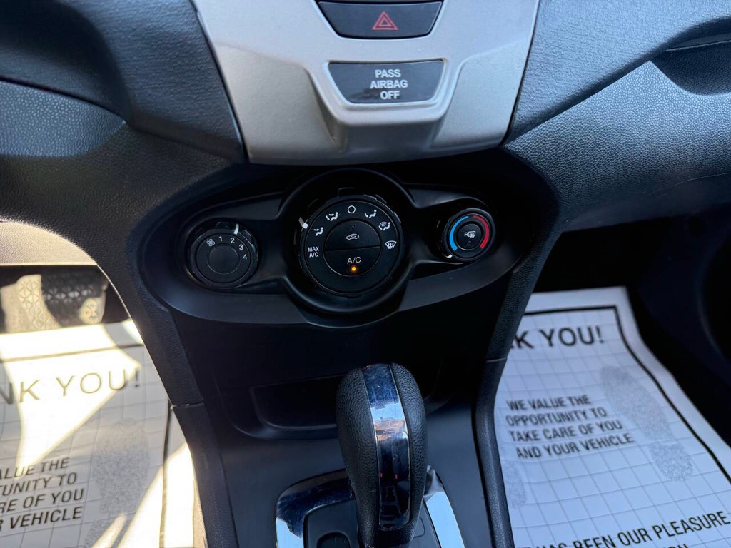 Ford Fiesta Sedan Vehicle Full-screen Gallery Image 26