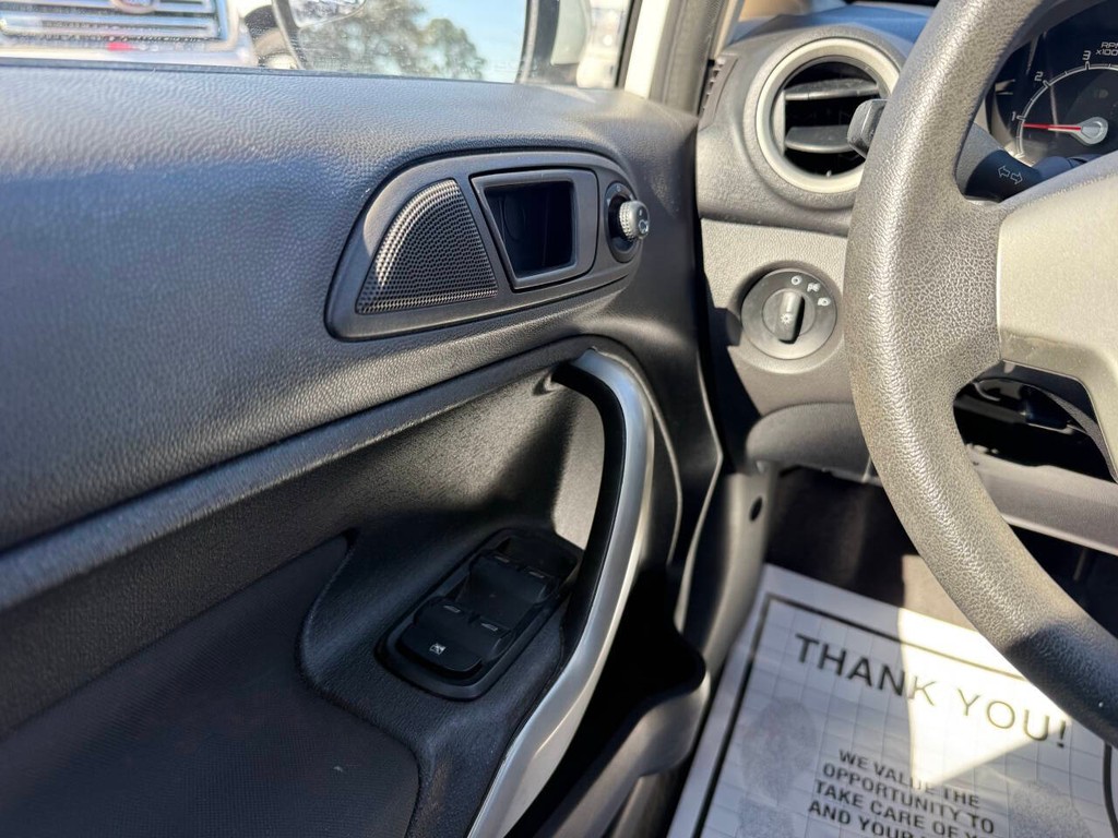 Ford Fiesta Sedan Vehicle Full-screen Gallery Image 28