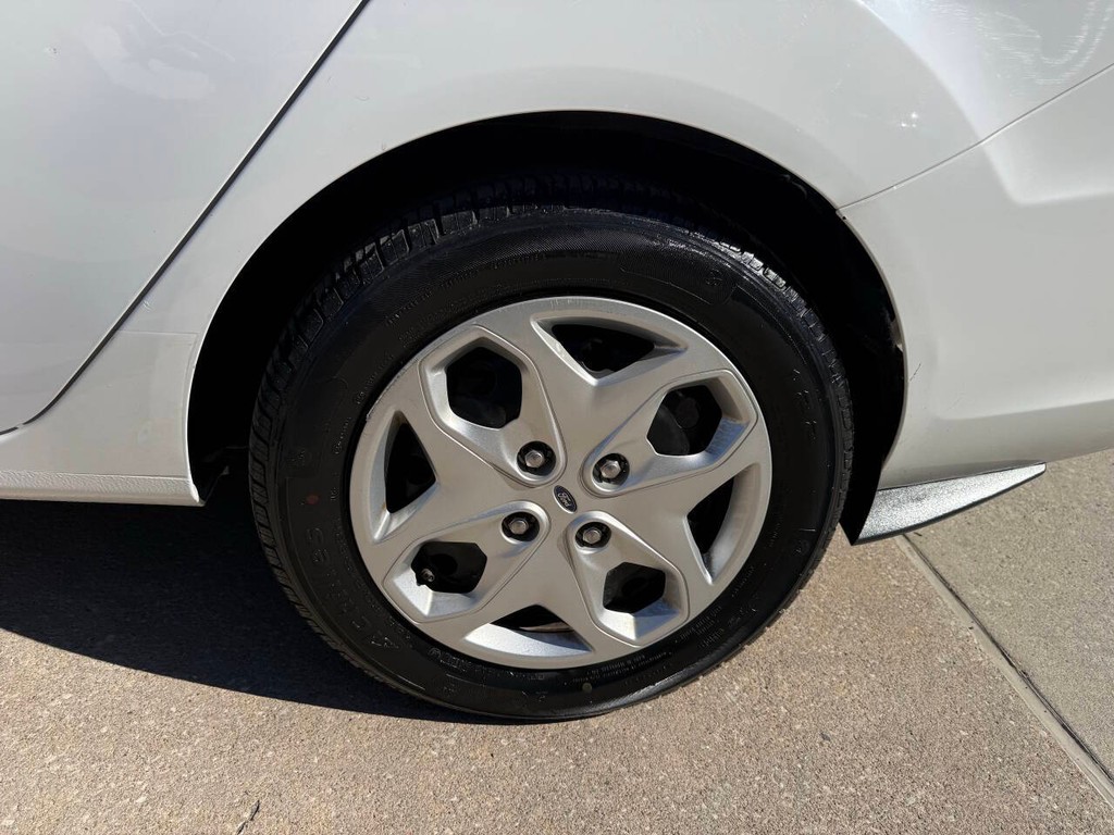 Ford Fiesta Sedan Vehicle Full-screen Gallery Image 33