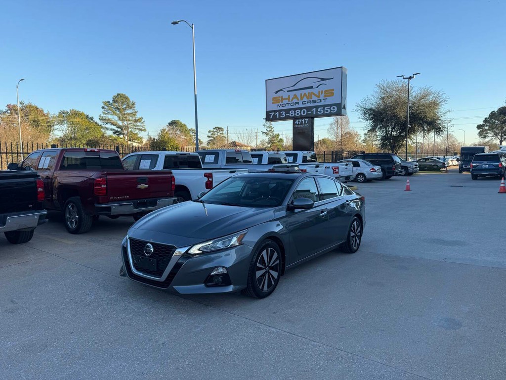 Nissan Altima Vehicle Full-screen Gallery Image 02