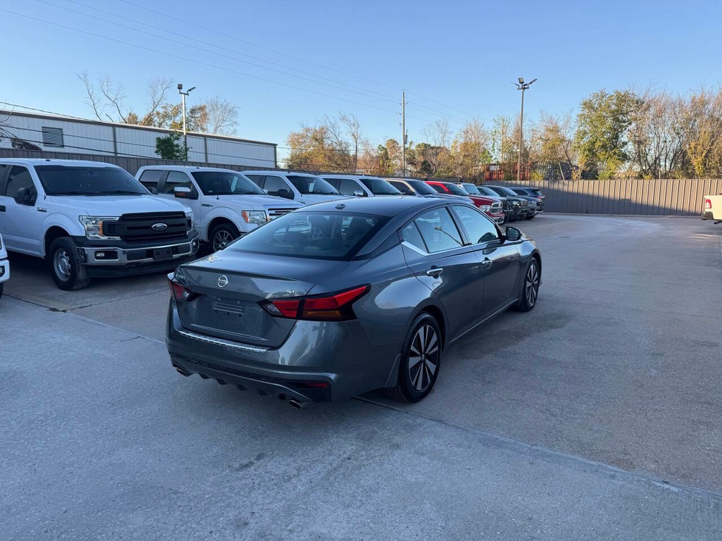 Nissan Altima Vehicle Full-screen Gallery Image 03