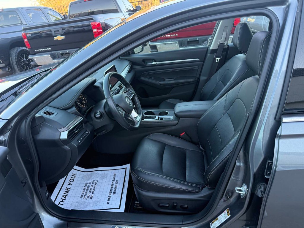 Nissan Altima Vehicle Full-screen Gallery Image 05