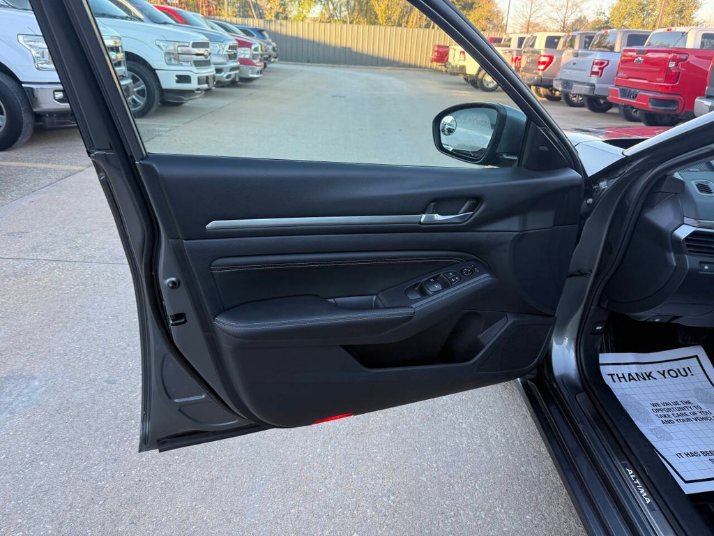 Nissan Altima Vehicle Full-screen Gallery Image 06