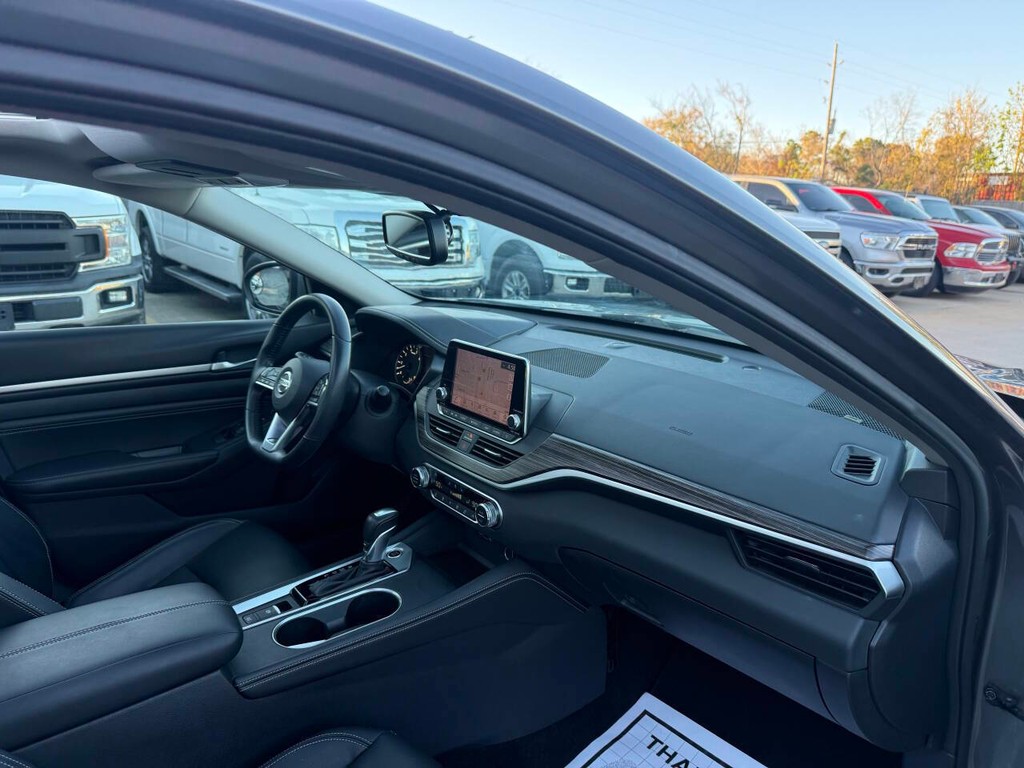 Nissan Altima Vehicle Full-screen Gallery Image 07