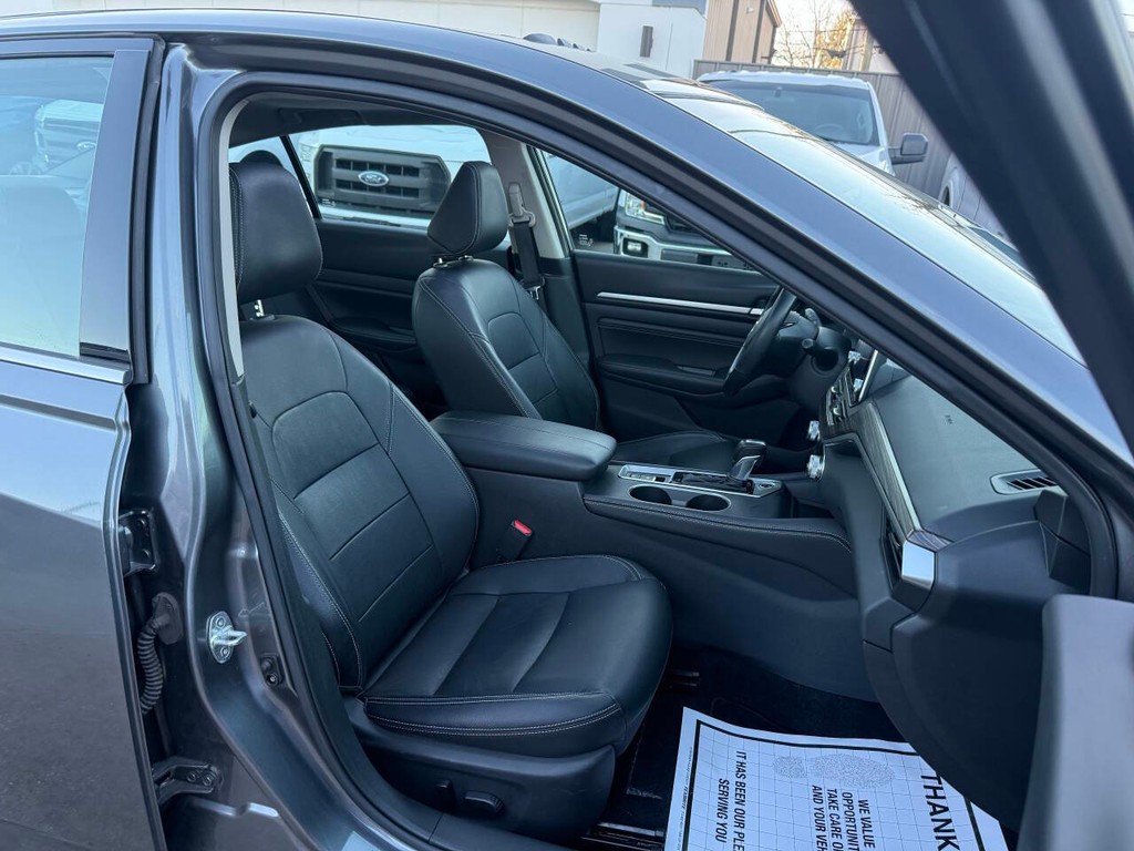 Nissan Altima Vehicle Full-screen Gallery Image 08