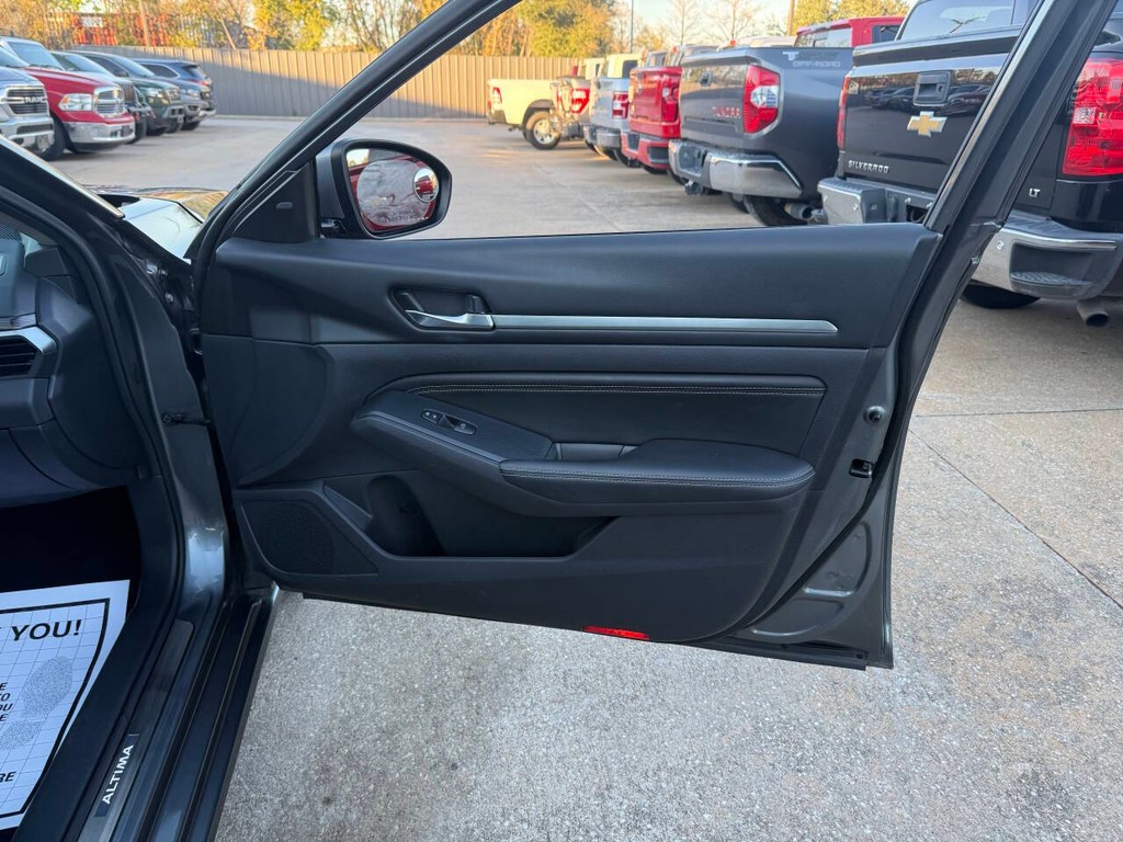 Nissan Altima Vehicle Full-screen Gallery Image 09