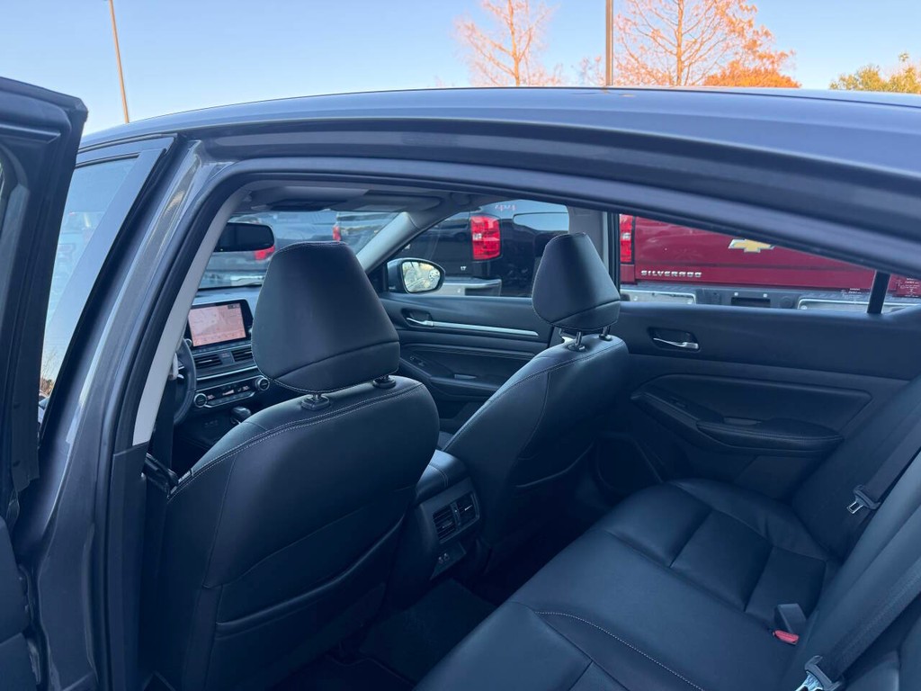 Nissan Altima Vehicle Full-screen Gallery Image 10