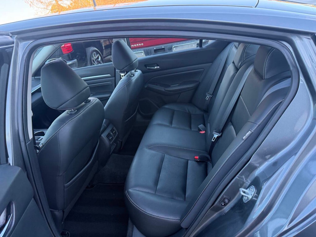 Nissan Altima Vehicle Full-screen Gallery Image 11