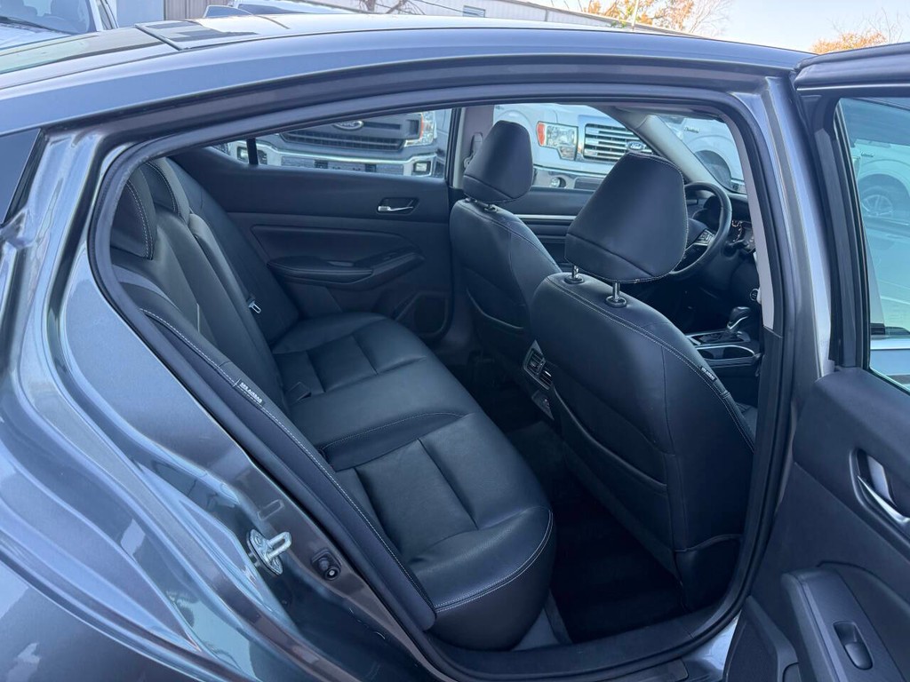 Nissan Altima Vehicle Full-screen Gallery Image 13