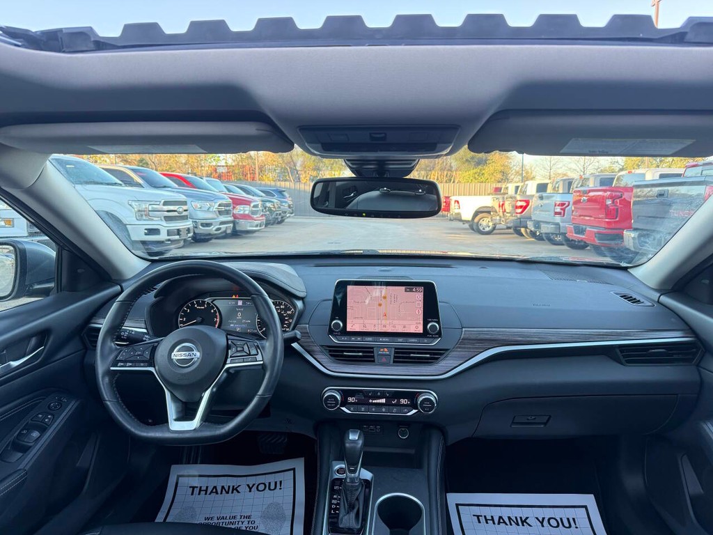 Nissan Altima Vehicle Full-screen Gallery Image 14