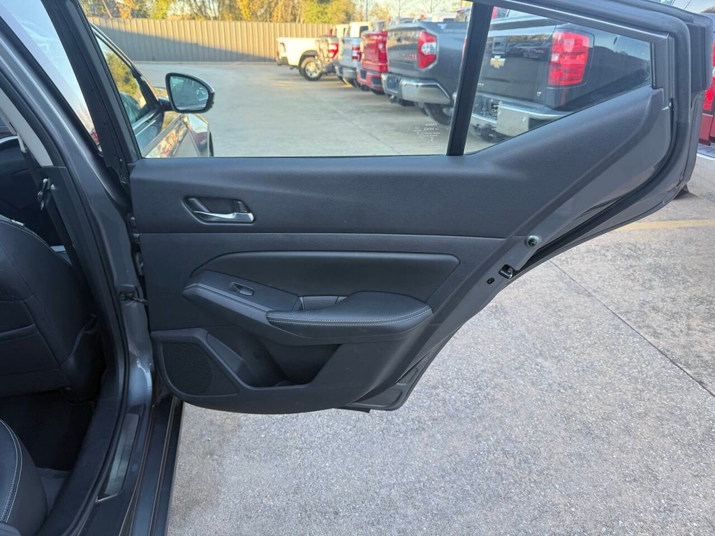 Nissan Altima Vehicle Full-screen Gallery Image 15