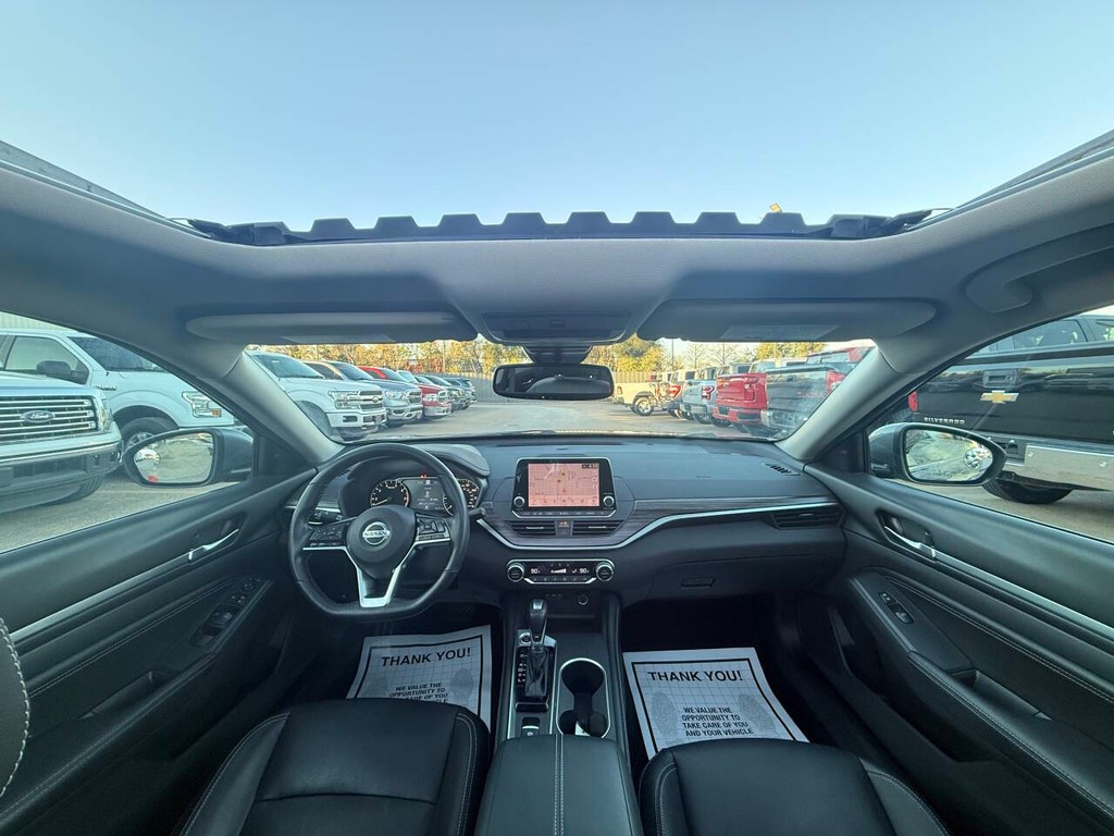 Nissan Altima Vehicle Full-screen Gallery Image 16