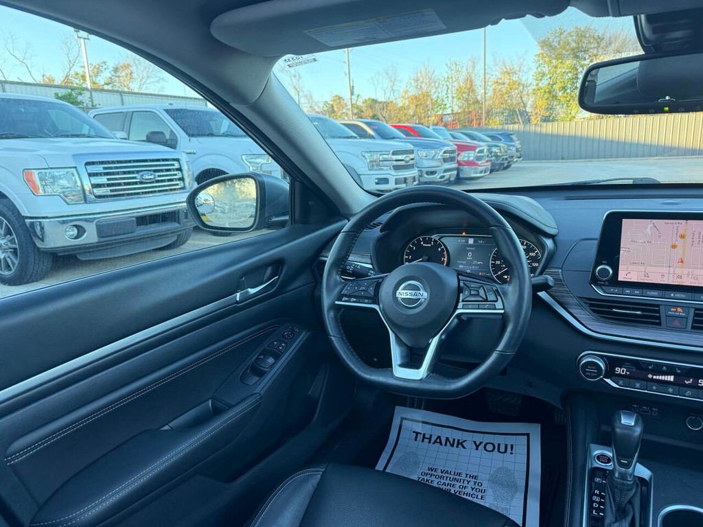 Nissan Altima Vehicle Full-screen Gallery Image 17