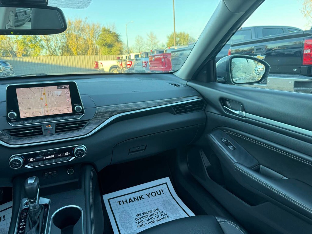 Nissan Altima Vehicle Full-screen Gallery Image 18