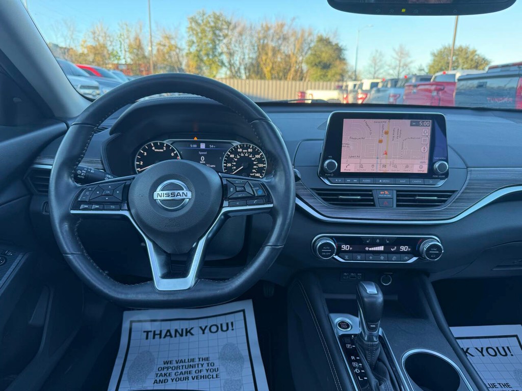 Nissan Altima Vehicle Full-screen Gallery Image 19