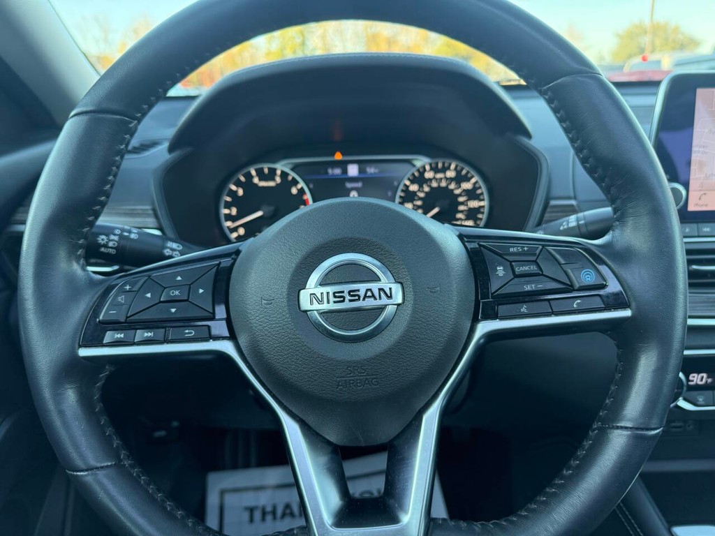 Nissan Altima Vehicle Full-screen Gallery Image 21